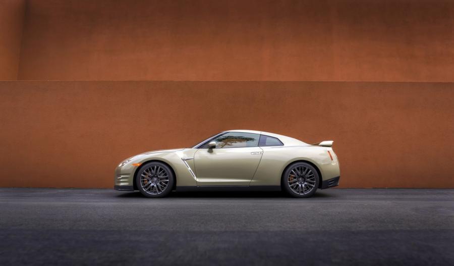  Nissan GT-R 45th Anniversary Gold Edition 2015 года  (фото 11 из 22)